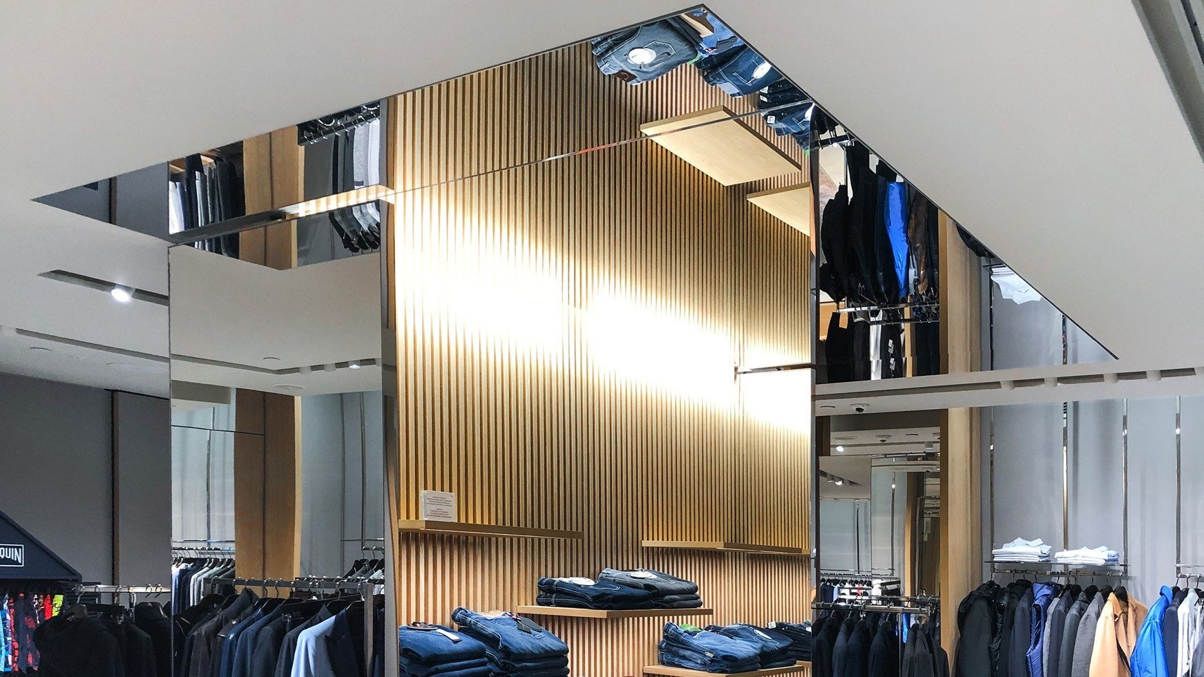 Mirror ceiling and walls in the clothing store